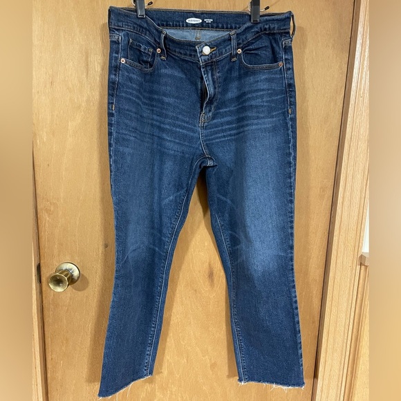 UC- Old navy mid rise boyfriend jeans - Picture 2 of 4